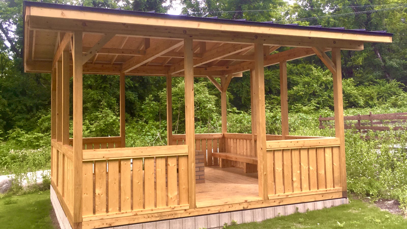 木組みの屋根付きバーベキュー棟の外観